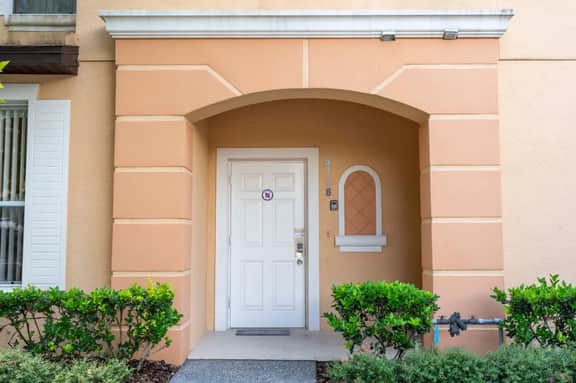 Lovely 3 Bedroom Townhouse Perfect Location
