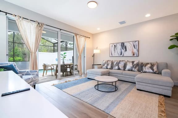 Beautiful 4-Bedroom House with Splash Pool